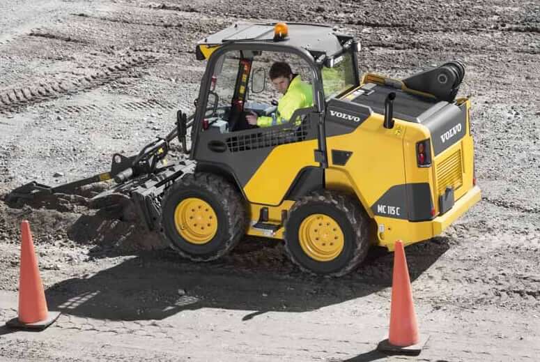 Колесный мини-погрузчик Volvo MC115C с гидравлическим траншеекопателем